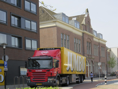 906286 Afbeelding van een vrachtwagen van supermarkt Jumbo op het pleintje bij de Draaiweg te Utrecht.